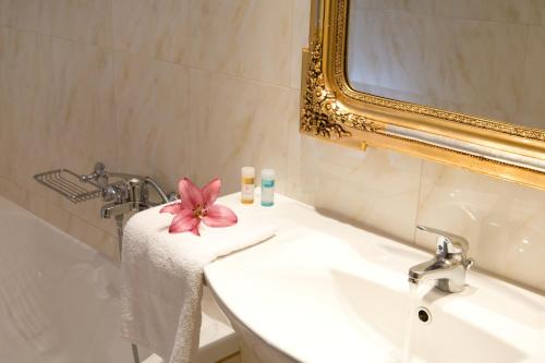 royal nidri hotel and apartments