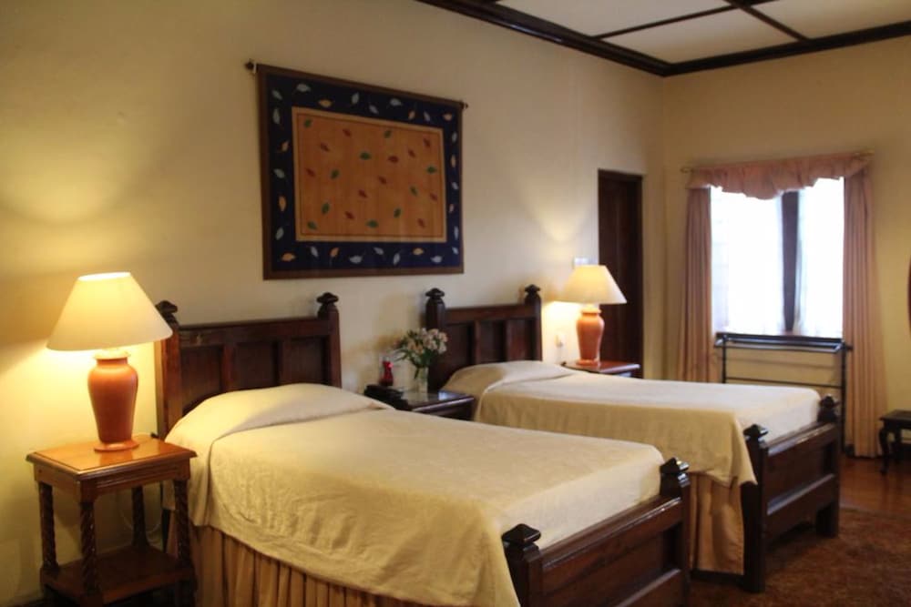 The Hill Club,Nuwara Eliya>>Kandy,4 star