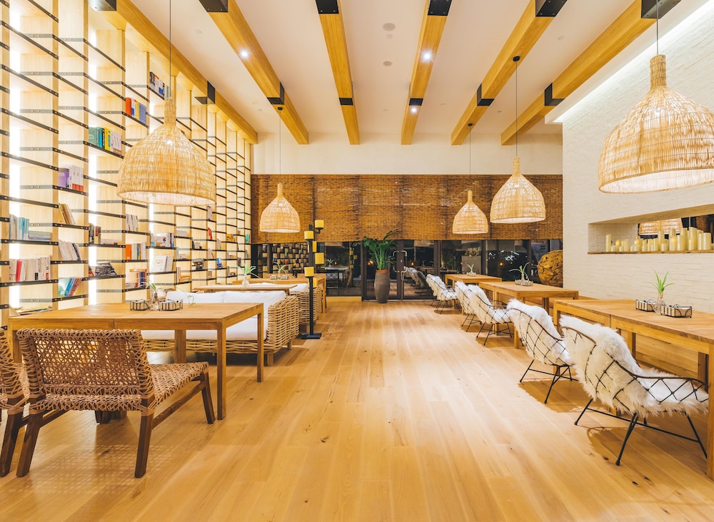 atour hotel international trade city yiwu
