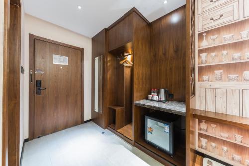 gem hotel luoyang longmen high speed railway station univerisity town