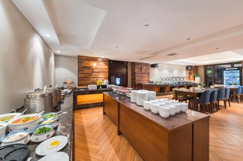 gem hotel luoyang longmen high speed railway station univerisity town