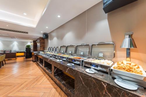 gem hotel luoyang longmen high speed railway station univerisity town