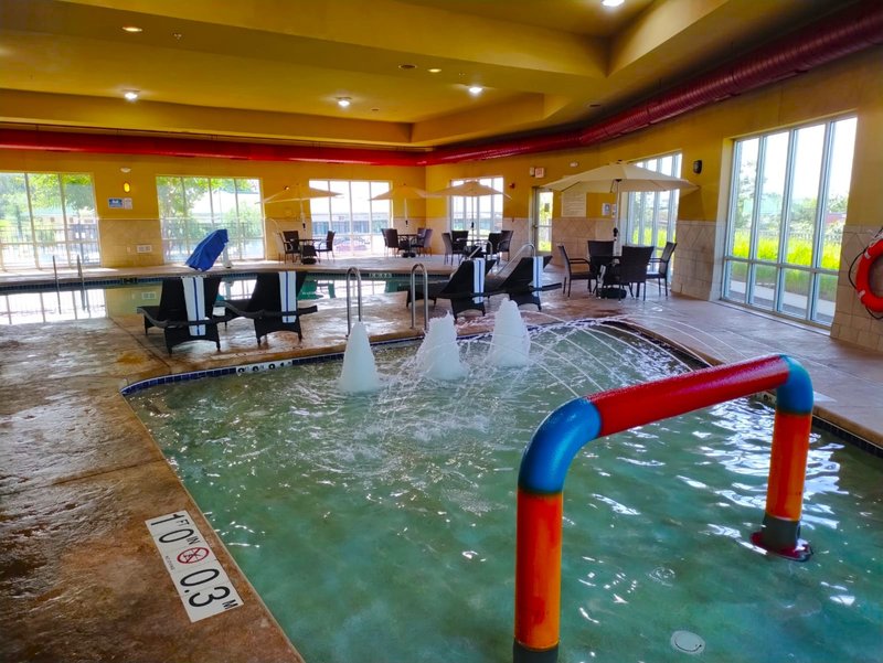 holiday inn express and suites milwaukee nw park place