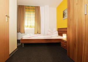 Hotel Goldener Hahn,Duisburg>>Dellviertel,2 star