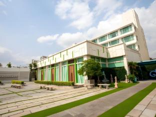 riverside bangkok hotel