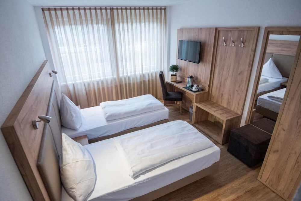 hotel leo