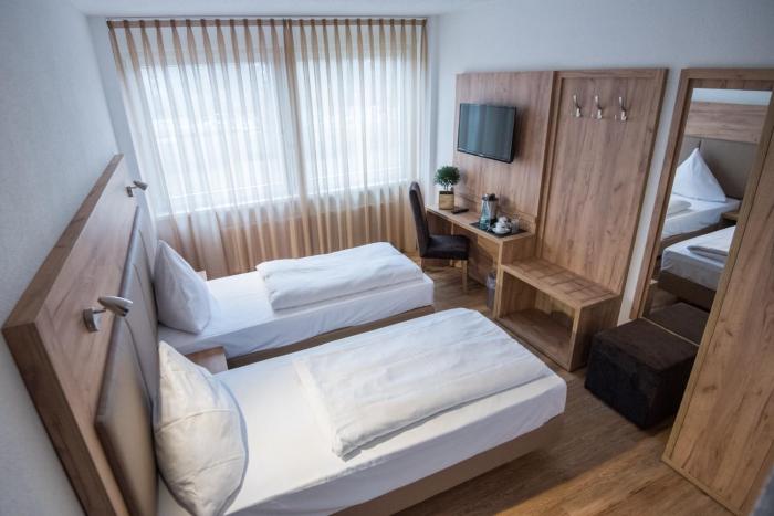 hotel leo