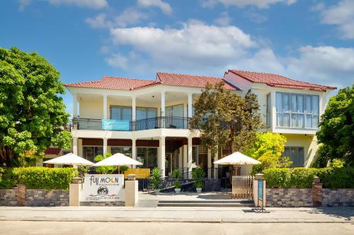 full moon apartments