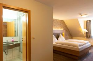 Land-Gut-Hotel Rauber Lippoldskrug,Delligsen>>Alfeld,3 star
