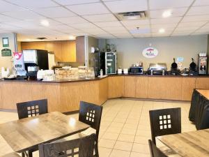 Super 8 By Wyndham Midland,Barrie - Orillia>>Barrie,2 star