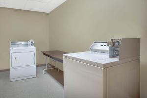 Super 8 By Wyndham Midland,Barrie - Orillia>>Barrie,2 star