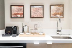 The Insignia Hotel, Sarnia, A Tribute Portfolio Hotel,Point Edward>>Lambton,4 star