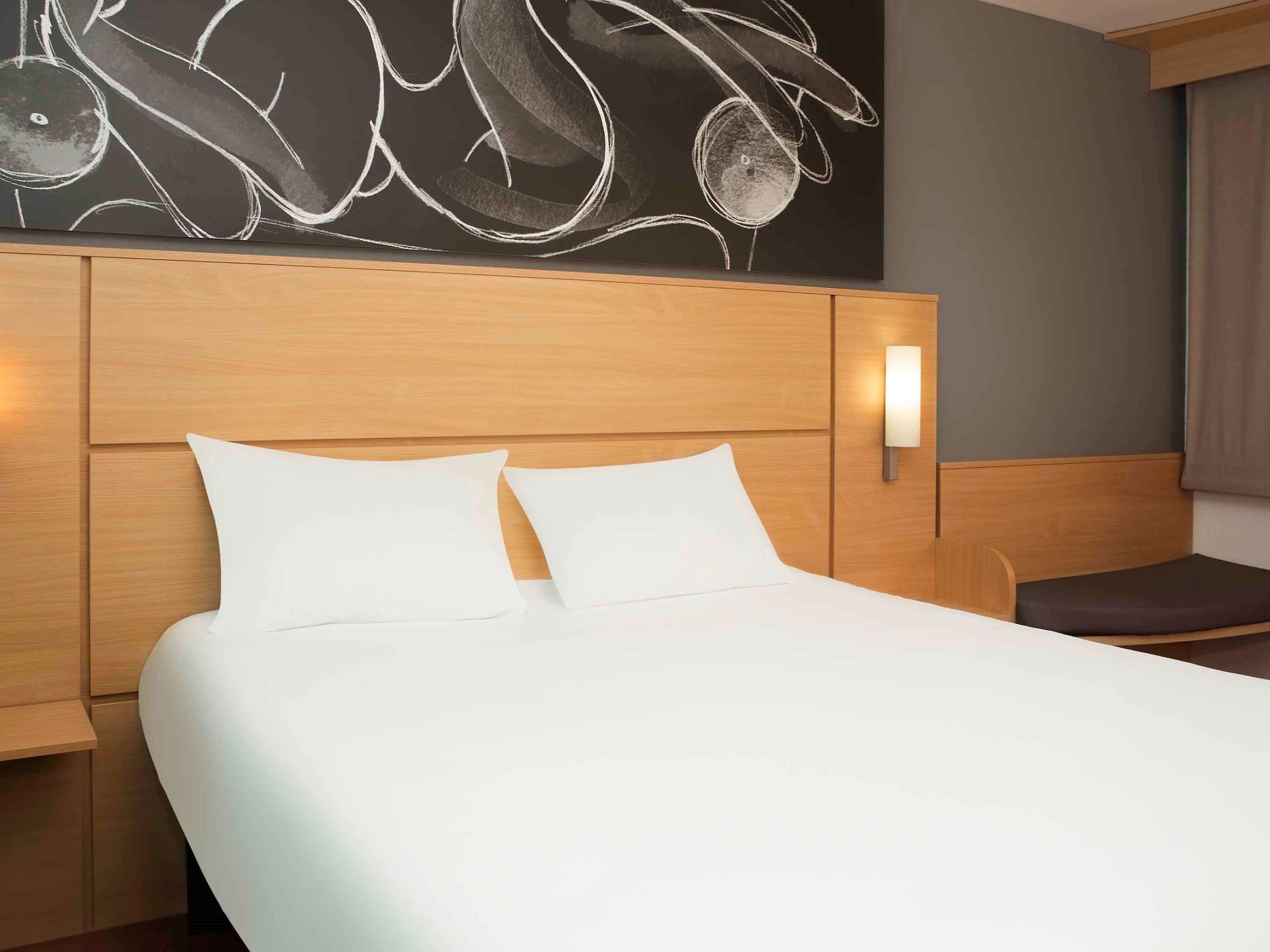 ibis 3 lacs neuchatel hotel