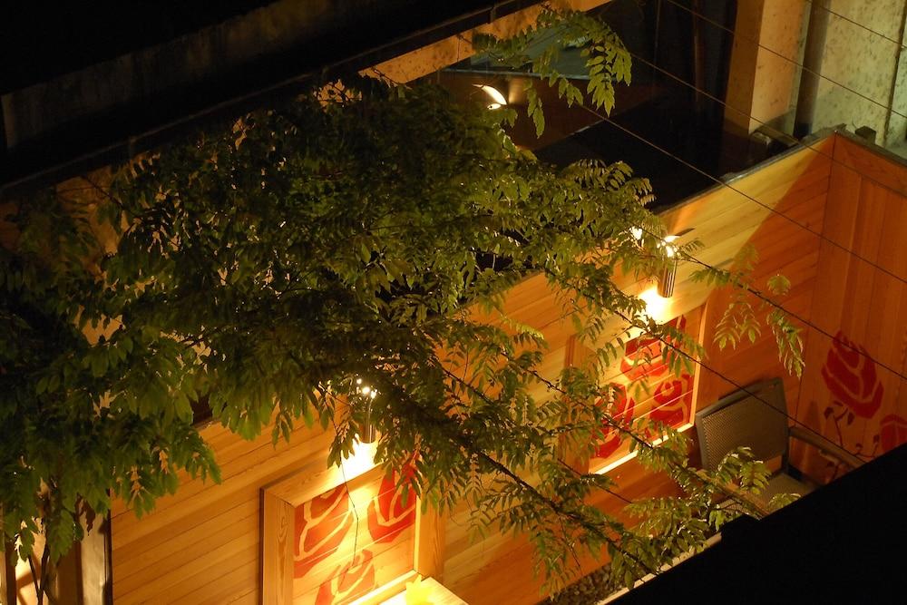 Hotel Restaurant Aux Deux Roses,In A Rural Location,3 star