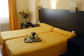 Hotel Restaurant Aux Deux Roses,In A Rural Location,3 star