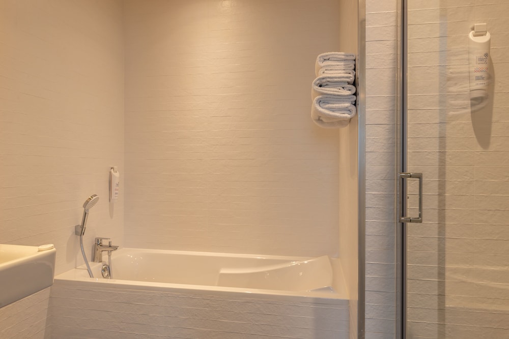 hotel the originals bernay acropole