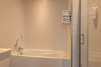 hotel the originals bernay acropole