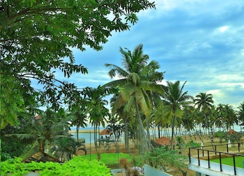 estuary sarovar premiere poovar island