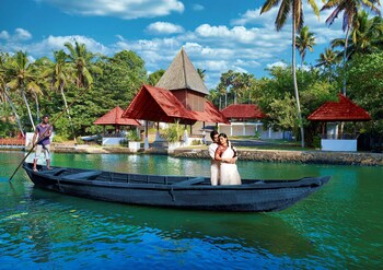 estuary sarovar premiere poovar island
