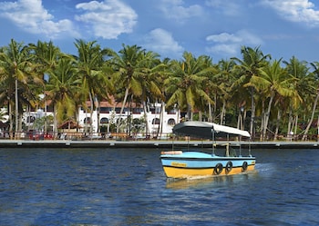 estuary sarovar premiere poovar island
