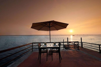 estuary sarovar premiere poovar island