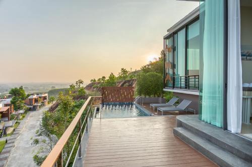 sky view luxury pool villa