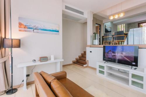 sky view luxury pool villa