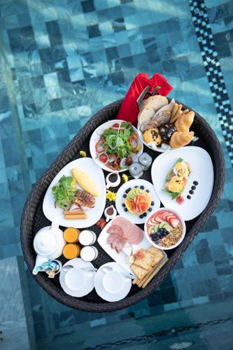 sky view luxury pool villa