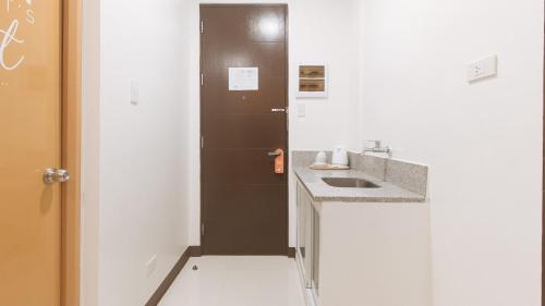 sans hotel at one jd place makati by reddoorz