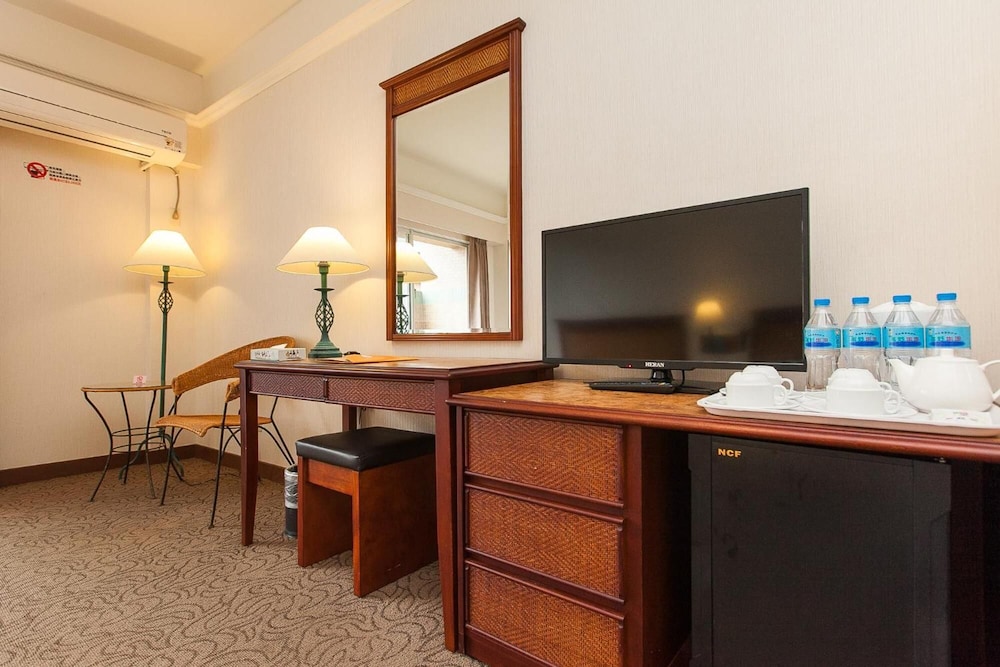 hoya hot springs hotel