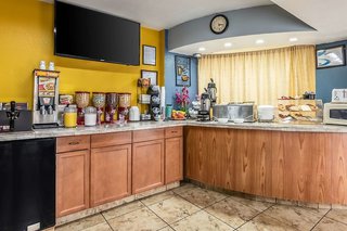 econo lodge inn and suites