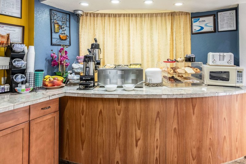 econo lodge inn and suites