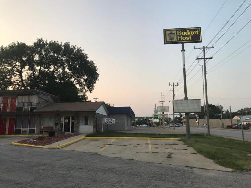 budget host village inn