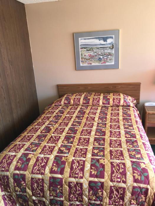 budget host village inn