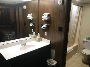 budget host village inn