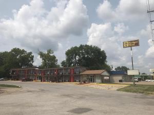 budget host village inn