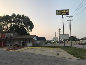 budget host village inn