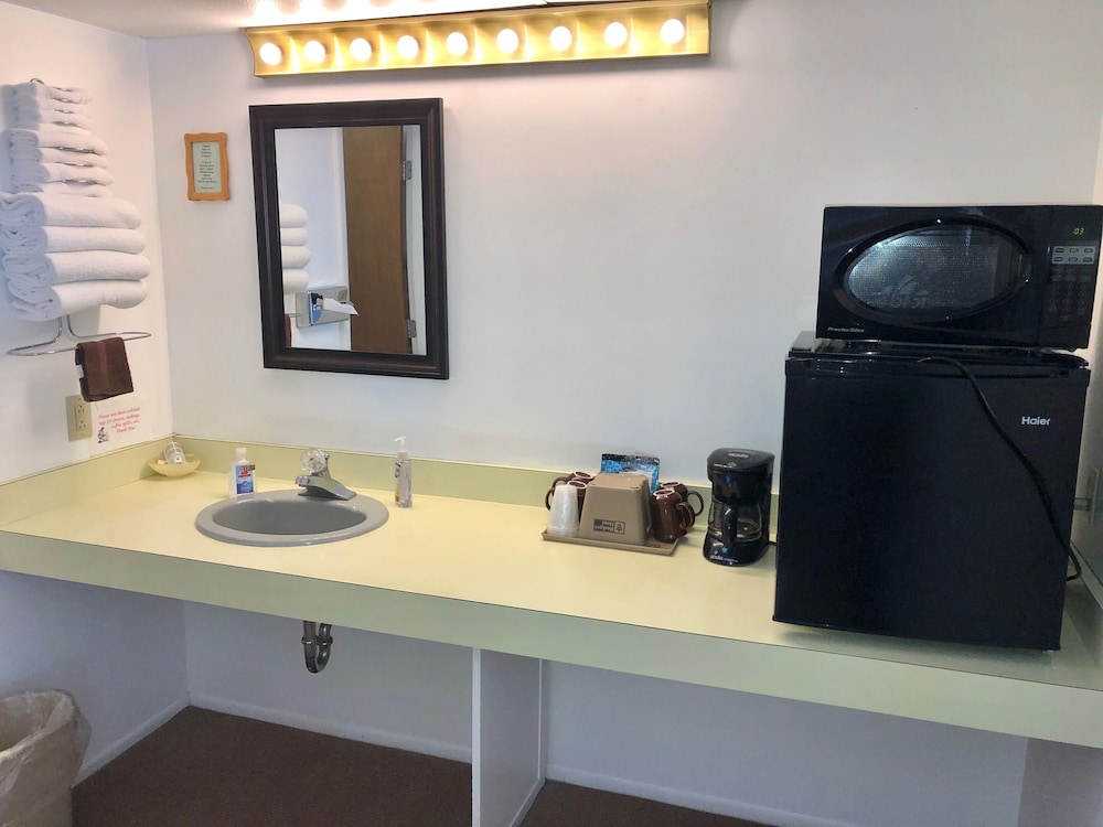 budget host cloverland motel