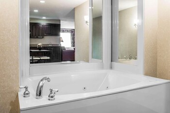 comfort suites canton detroit