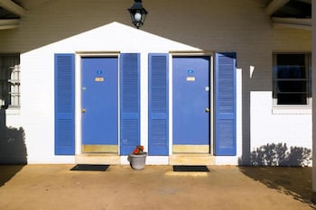 budget host travelers motel