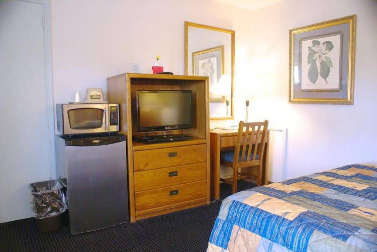 budget host travelers motel