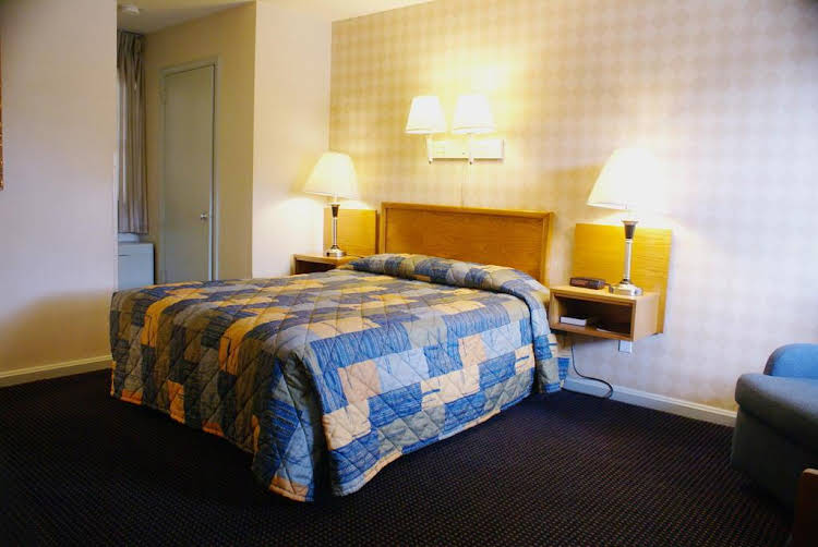 budget host travelers motel