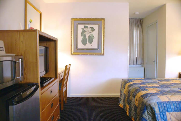 budget host travelers motel