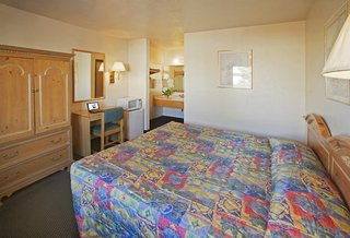 Travelodge By Wyndham Albuquerque East,Bernalillo>>Albuquerque,2 star