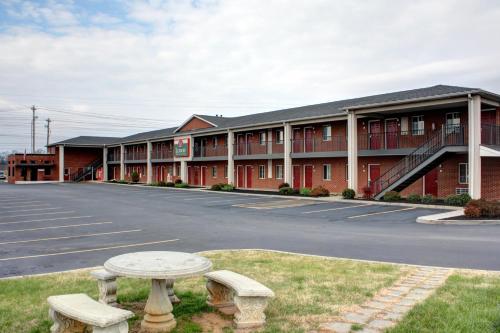 luxbury inn and suites