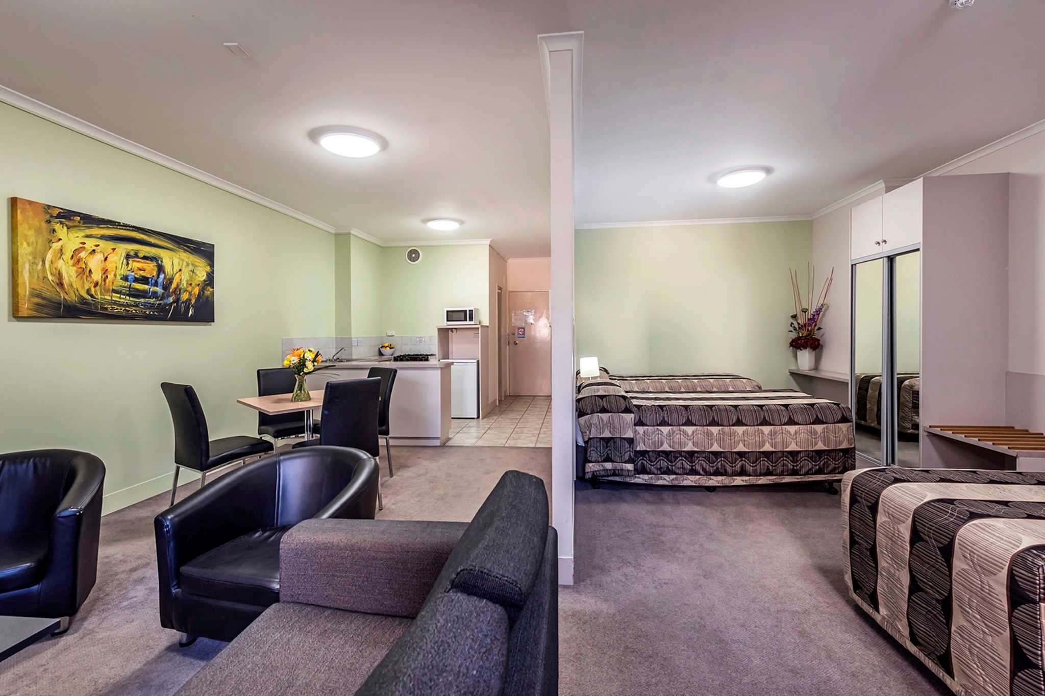 deluxe inn