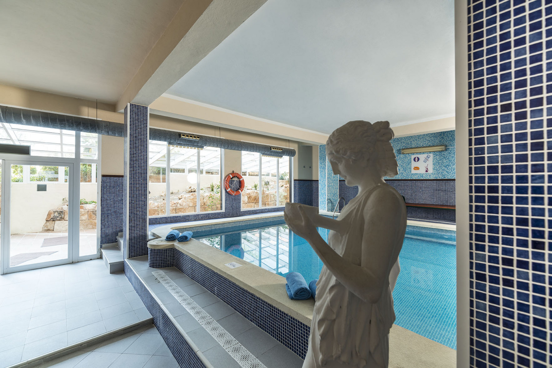 salles hotel marina portals