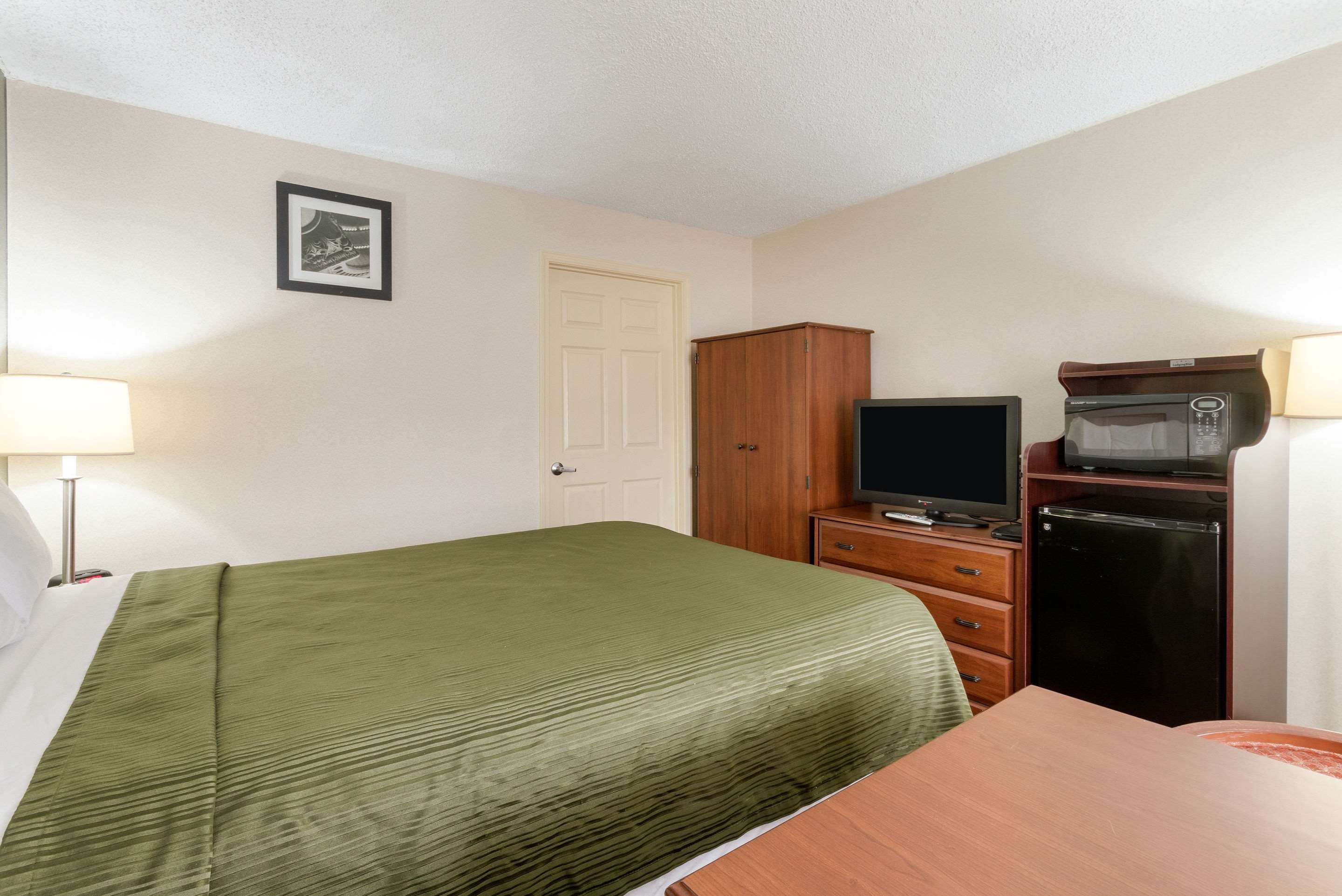 econo lodge huntington barboursville university area