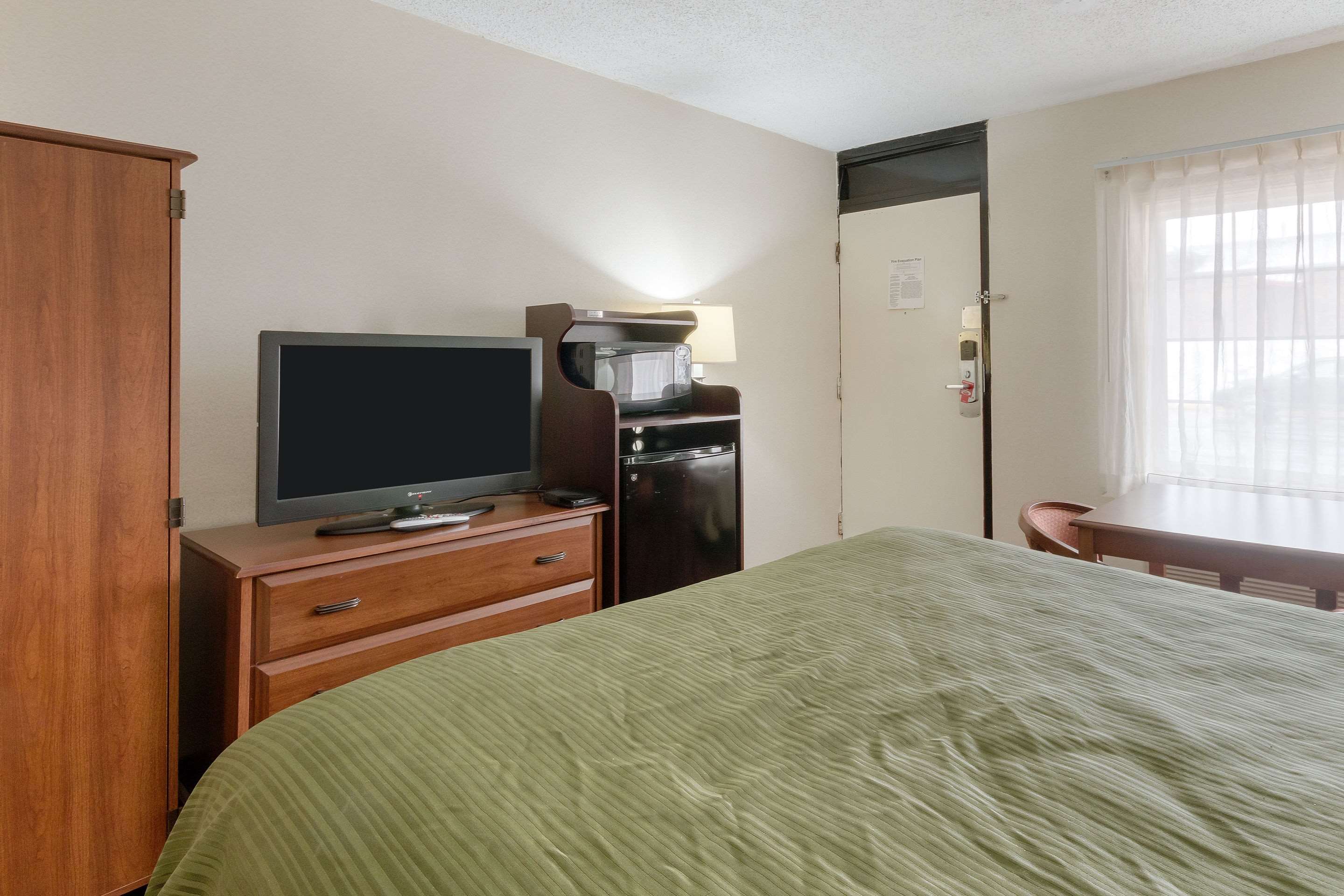 econo lodge huntington barboursville university area