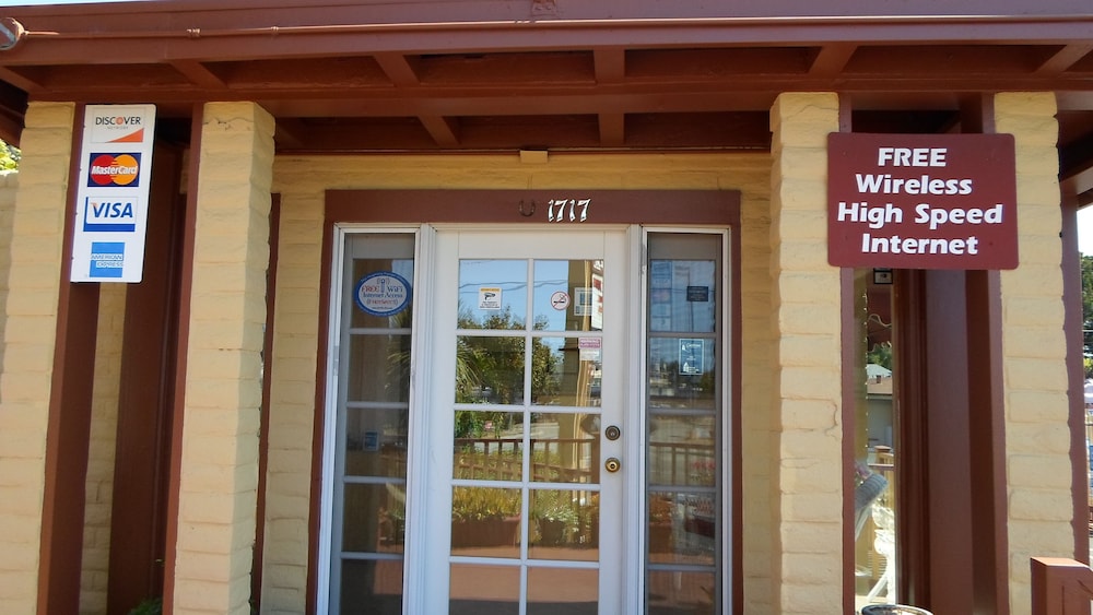 hitching post studios inn